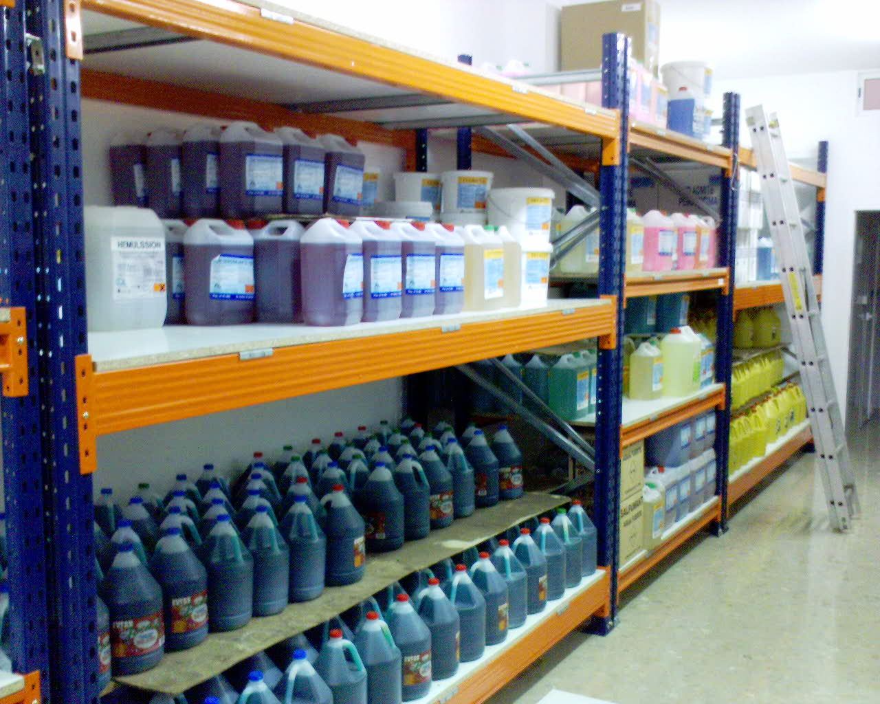 estanteria tipo rack con tablero blanco